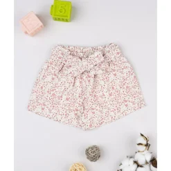 Shorts para niña con estampado de flores rosa
