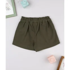 Shorts verdes de niña con bordados