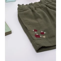 Shorts verdes de niña con bordados