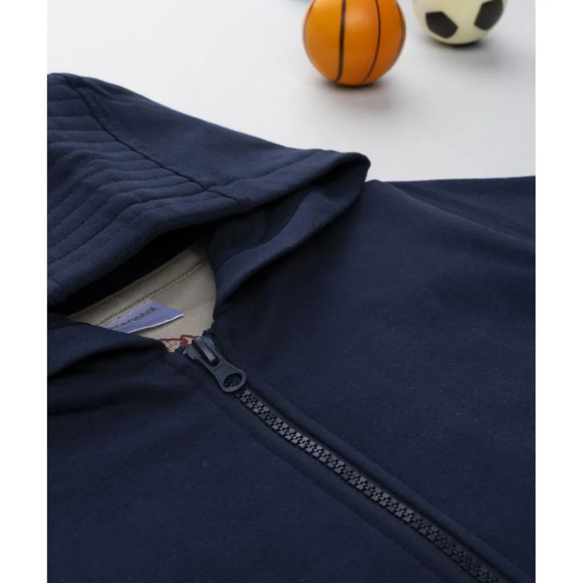 Sudadera con capucha azul para niño con parche decorativo