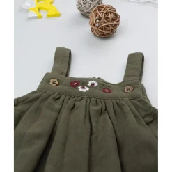 Vestido pichi verde con bordado para niña